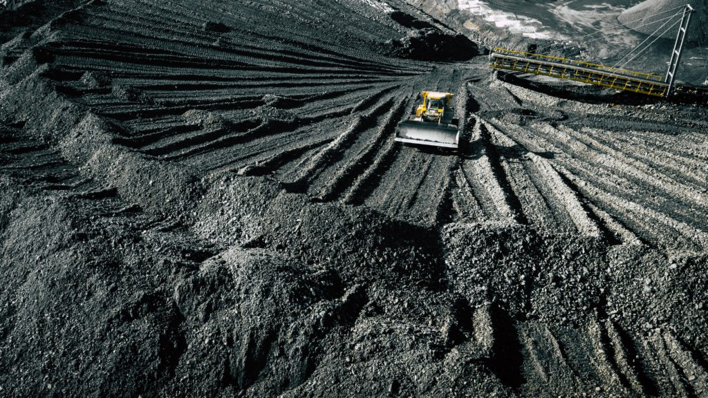 Việt Nam cắt giảm khai thác than, đẩy mạnh nhập khẩu