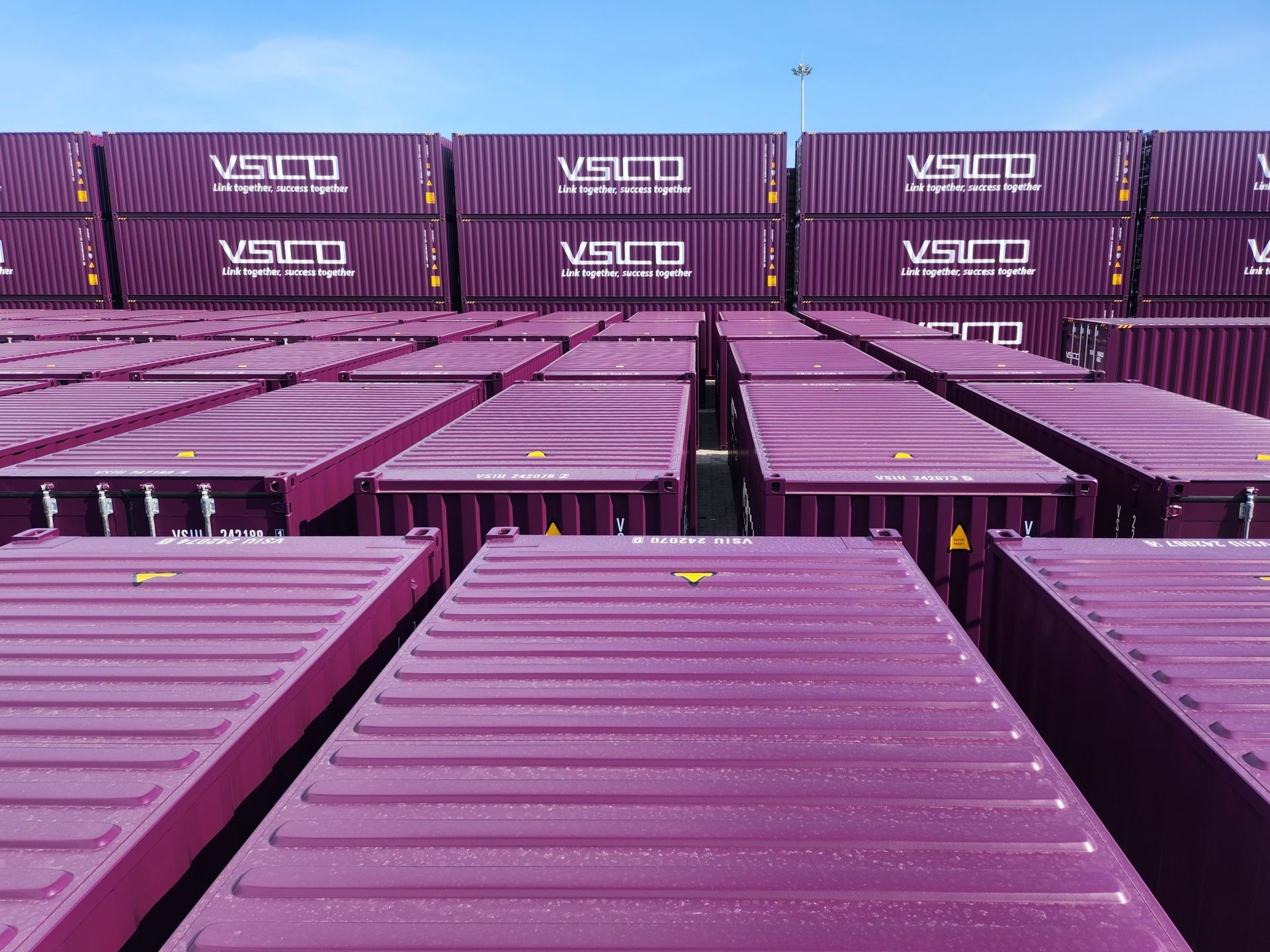Hòa Phát giao thêm 400 vỏ container cho công ty top 2 về sản lượng vận chuyển nội địa