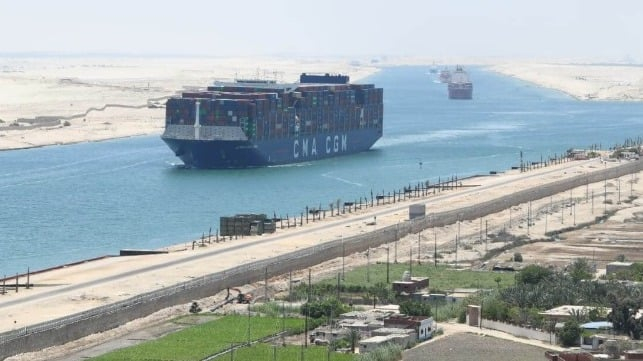 Tàu container lớn đầu tiên đi qua kênh đào Suez sau 15 tháng