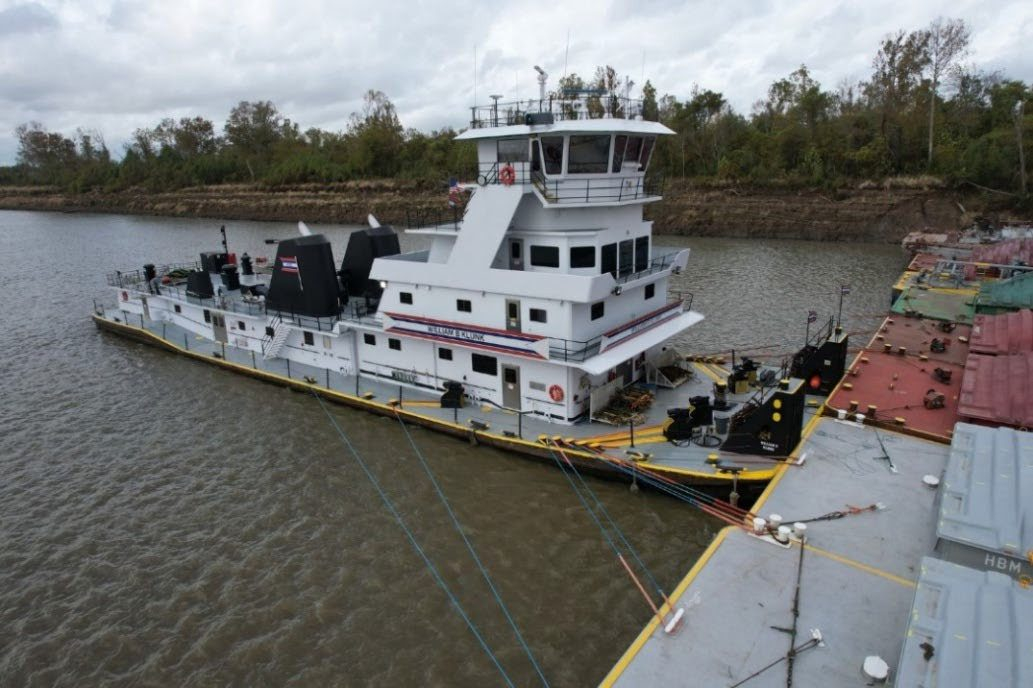 Sự cố cháy sà lan trên sông Mississippi trị giá 810.000 đô do hoa tiêu mệt mỏi và sử dụng điện thoại