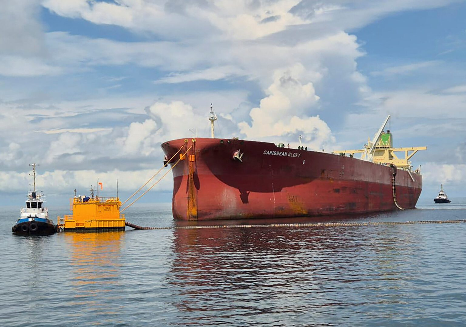 Lượng dầu trên biển tăng vọt lên mức cao nhất kể từ năm 2023 khi tình trạng dư cung đang đến gần