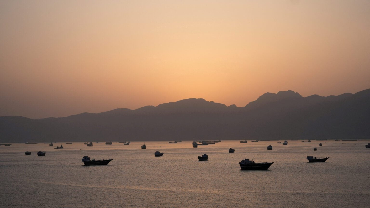 Bị mắc kẹt tại Hormuz: Các thủy thủ Ấn Độ mô tả những đêm tên lửa, sợ hãi và đói khát