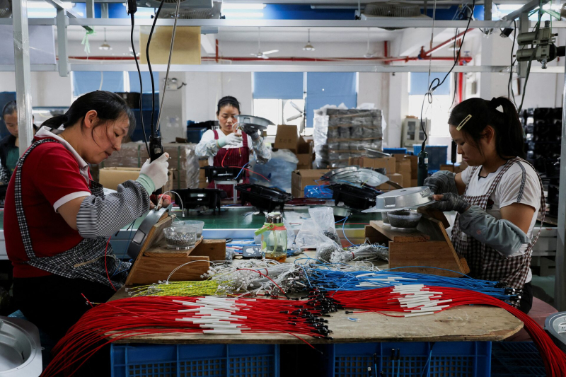 Xuất khẩu tháng 8 của Trung Quốc tăng chậm nhất trong 6 tháng khi rủi ro thuế quan từ Mỹ gia tăng