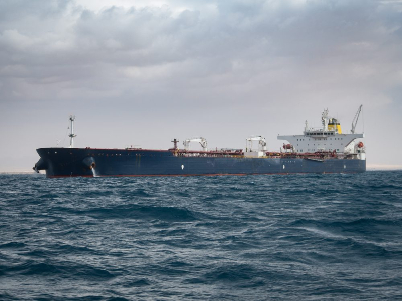 Chênh lệch giá dầu (Contango) gia tăng do căng thẳng thương mại làm dấy lên lo ngại dư cung  vào năm 2026