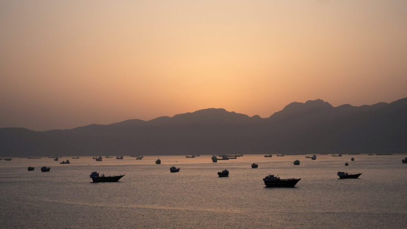 Bị mắc kẹt tại Hormuz: Các thủy thủ Ấn Độ mô tả những đêm tên lửa, sợ hãi và đói khát