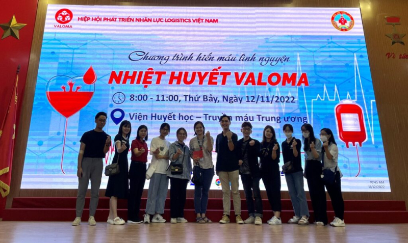 Awarding gifts to patients at National Institute of Hematology and Blood Transfusion