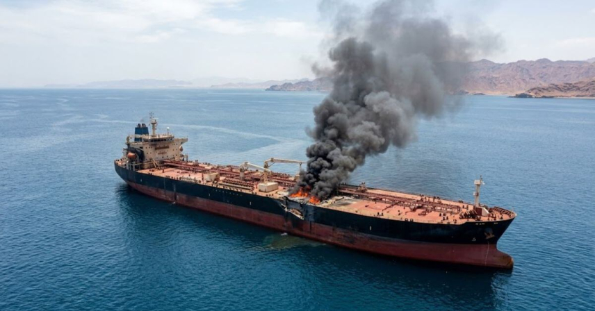 Tàu bốc cháy do trúng “vật thể lạ” ở eo biển Hormuz